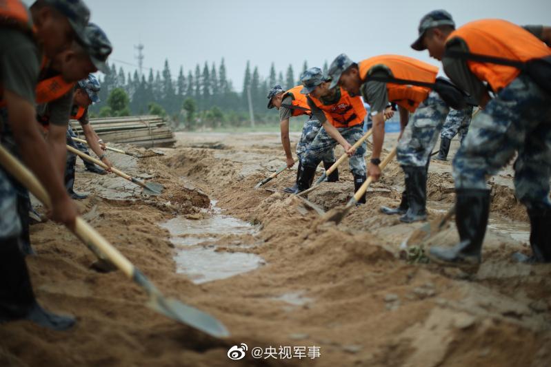 央视军事|河堤决口，上千名空降兵连夜封堵