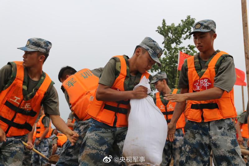 央视军事|河堤决口，上千名空降兵连夜封堵