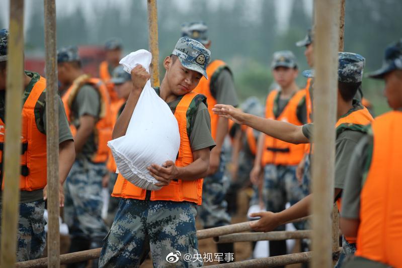 央视军事|河堤决口，上千名空降兵连夜封堵