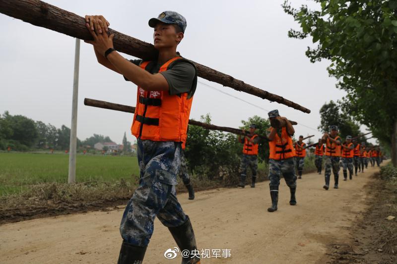 央视军事|河堤决口，上千名空降兵连夜封堵