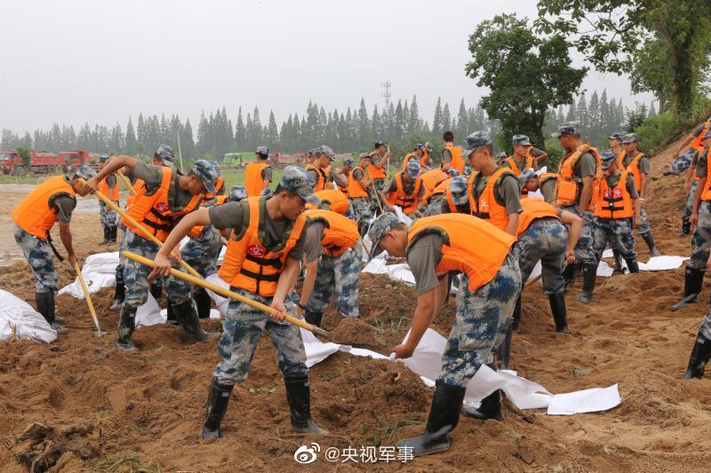 央视军事|河堤决口，上千名空降兵连夜封堵