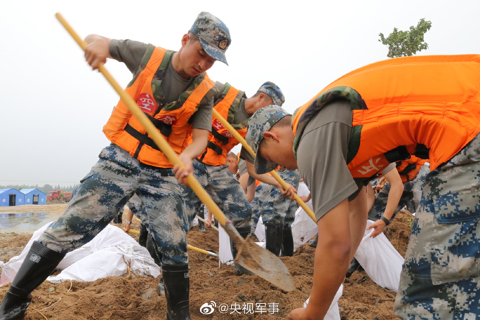 央视军事|河堤决口，上千名空降兵连夜封堵