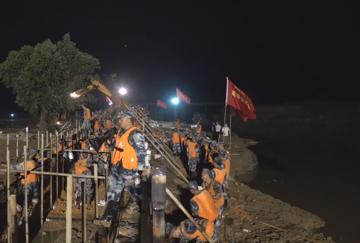 央视军事|河堤决口，上千名空降兵连夜封堵