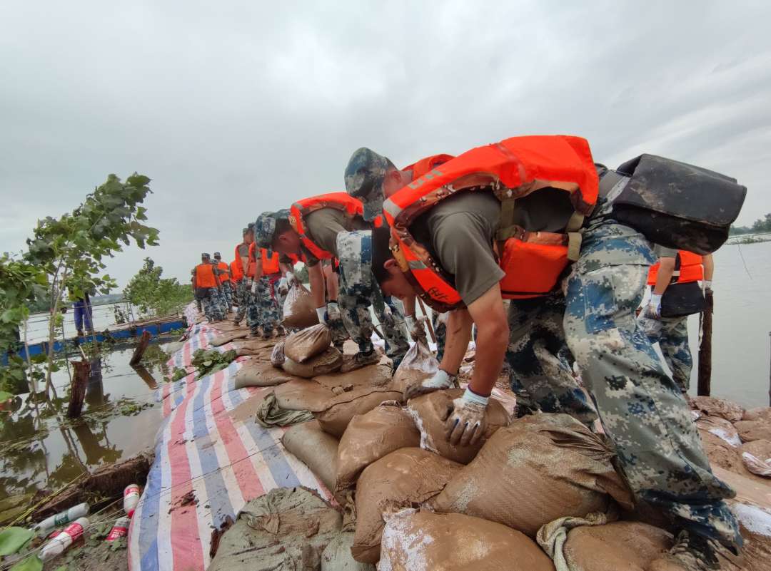 与洪水抢时间,空降兵某旅官兵抢筑洪湖垸围子堤