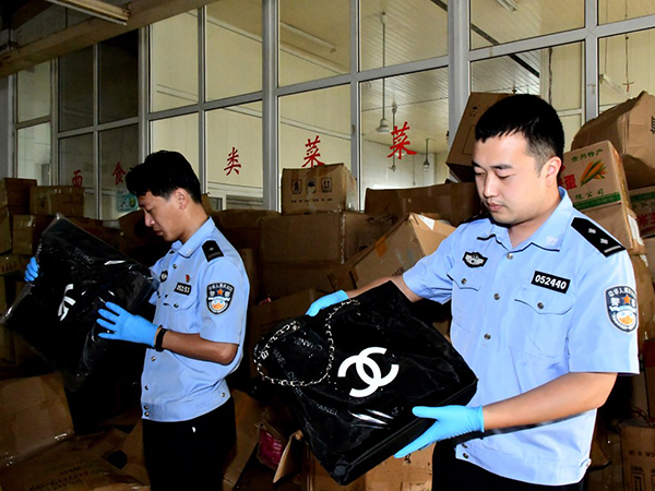 澎湃新闻|满屋香奈儿和维密全假货，沪警方破获价值超五千万制假售假案