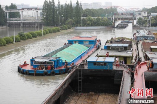 中新网|上海部分水闸已开闸为流域泄洪 同时加强江海堤防巡查