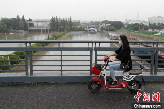 中新网|上海部分水闸已开闸为流域泄洪 同时加强江海堤防巡查