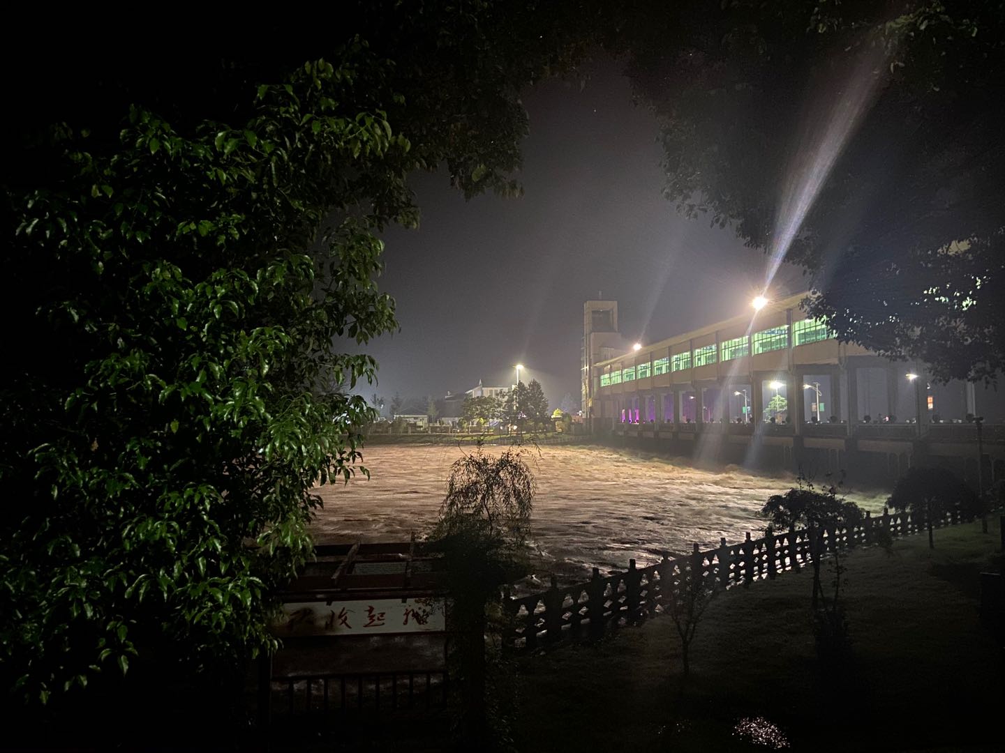 澎湃新闻|淮河王家坝上游未来三天降雨持续，预计21日水位接近保证线