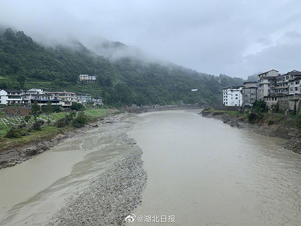 湖北日报|清江上游来水冲开堰塞湖顶，湖北恩施城区压力减轻