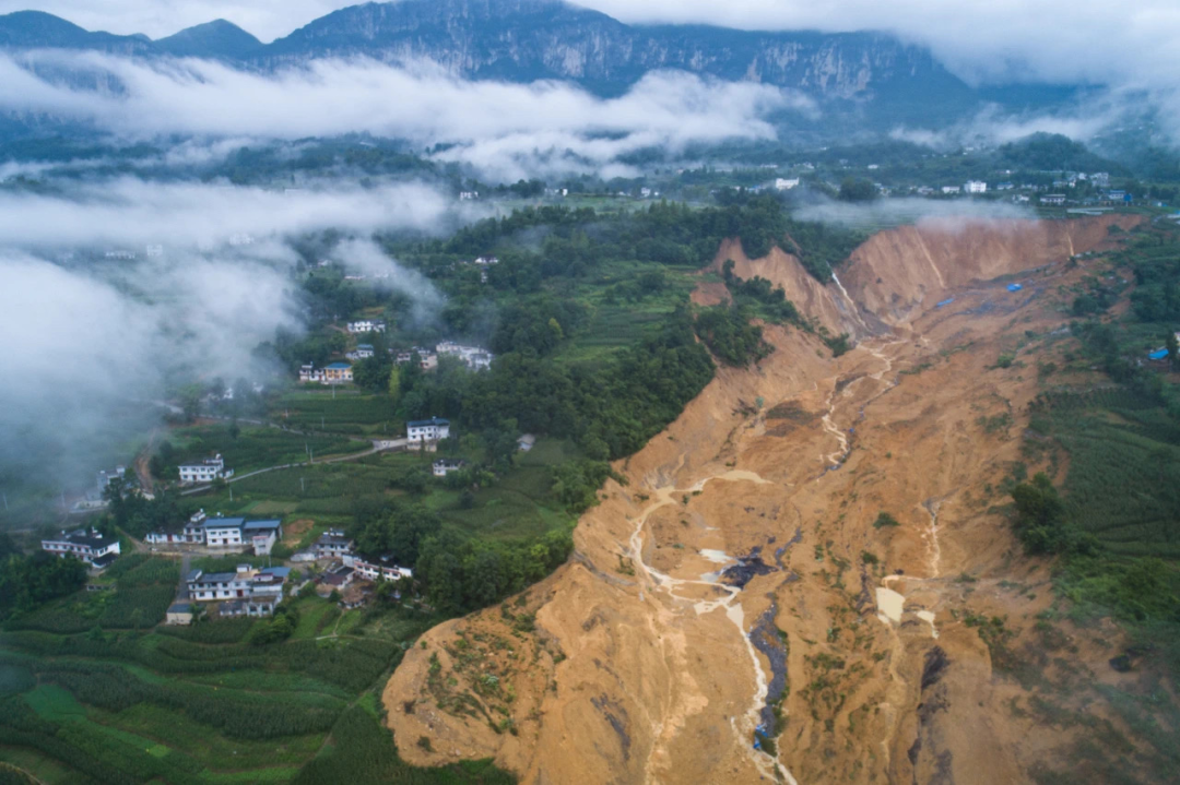 湖北之声|恩施山体滑坡前，他的这张图片救了全村人