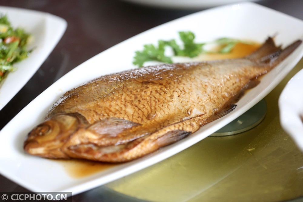 2020年7月22日,在河北省邢台市平乡县一家饭店餐桌上,酥鱼作为本地