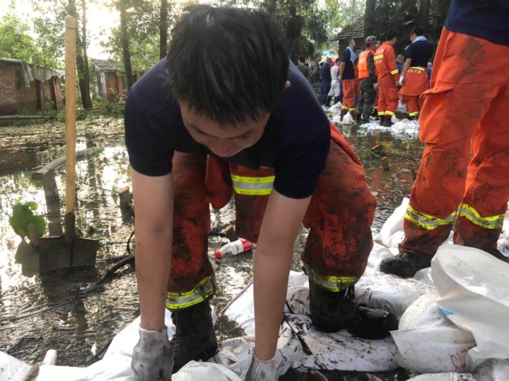 东方网|安徽芜湖：三山段发生管涌险情 上海消防指战员奋战10余小时紧急排险