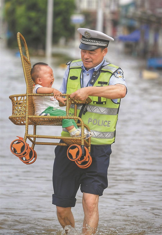 中央广播电视总台央视新闻|致敬！洪水中的最美“逆行者”