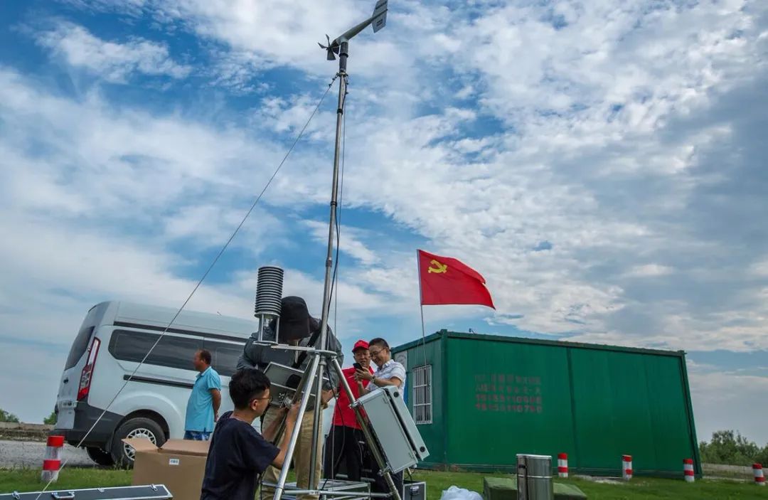 湖堤沿线架起自动气象站，为大堤抗洪水抗风浪提供精细化气象服务。吴大慧供图