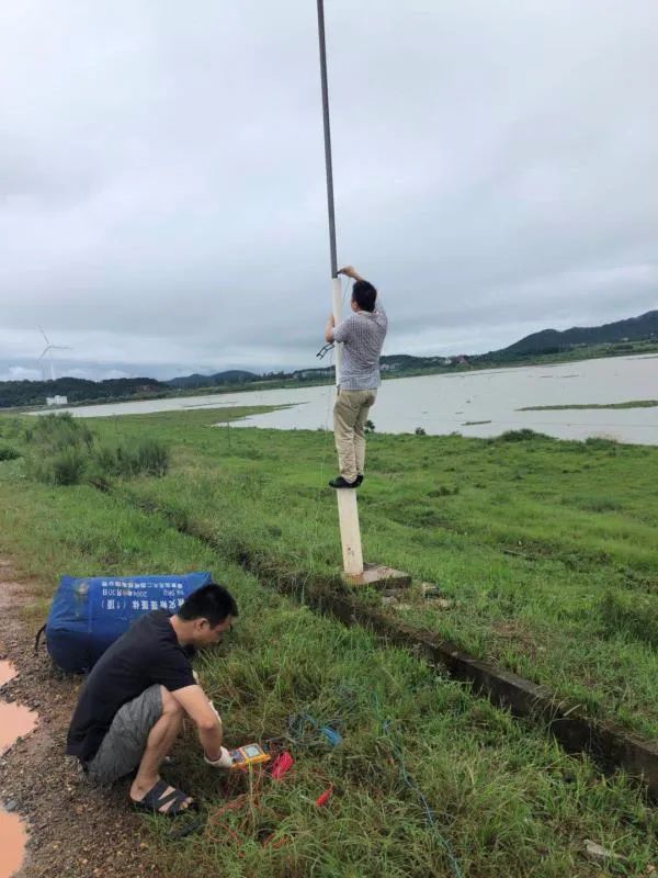 鄱阳湖沿线架起自动气象站，为大堤抗洪水抗风浪提供精细化气象服务。黄鑫供图