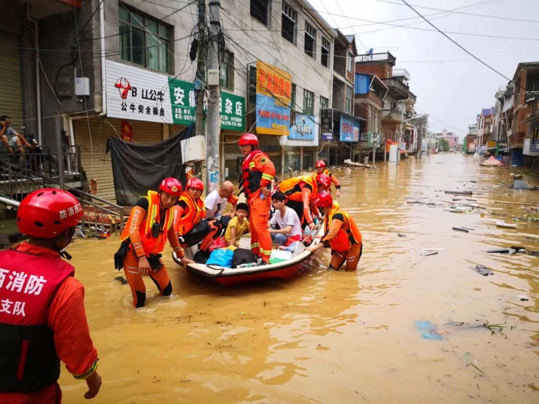 鄱阳县暴雨造成群众被困，消防官兵转移被困群众。图片由江西省气象局提供