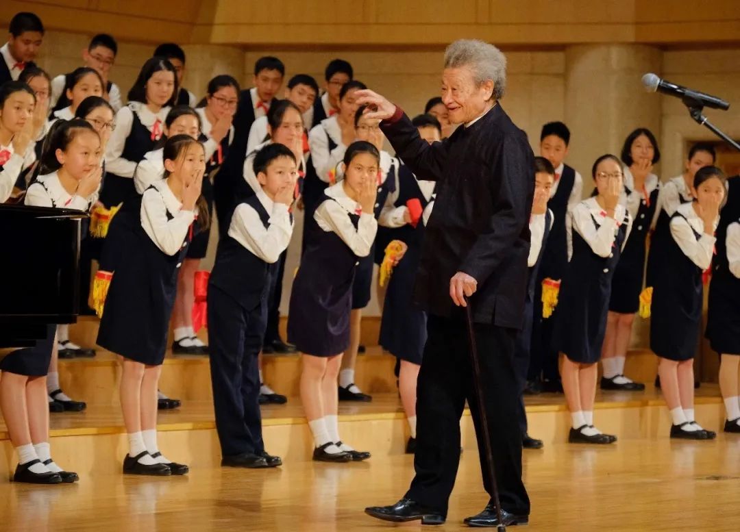 艺绽|指挥家杨鸿年病逝，带孩子们唱歌的这位老人走了