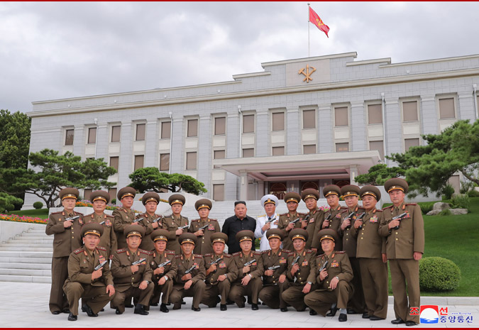 央视新闻客户端|金正恩向朝鲜军队指挥成员授予纪念手枪