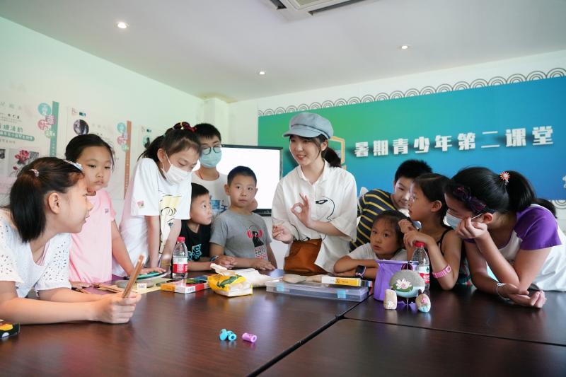 上观新闻|既消暑又长知识，嘉定这里的暑期青少年美育课在一片荷塘中开课了