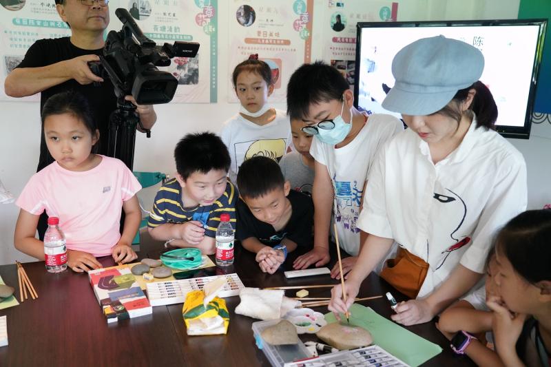 上观新闻|既消暑又长知识，嘉定这里的暑期青少年美育课在一片荷塘中开课了