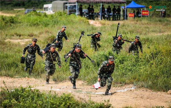 中国军网|直击武警重火器实弹射击现场