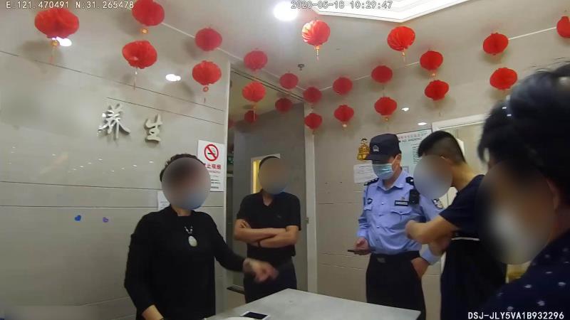 文汇报|锦旗&#x2B;1！8旬老太取款22万欲充值保健套餐，民警三次出警保住她的养老钱