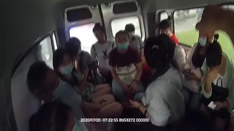 文汇报|核载6人小客车塞了1，2，3，4，5，6，7……23个人！驾驶员涉嫌危险驾驶被刑拘