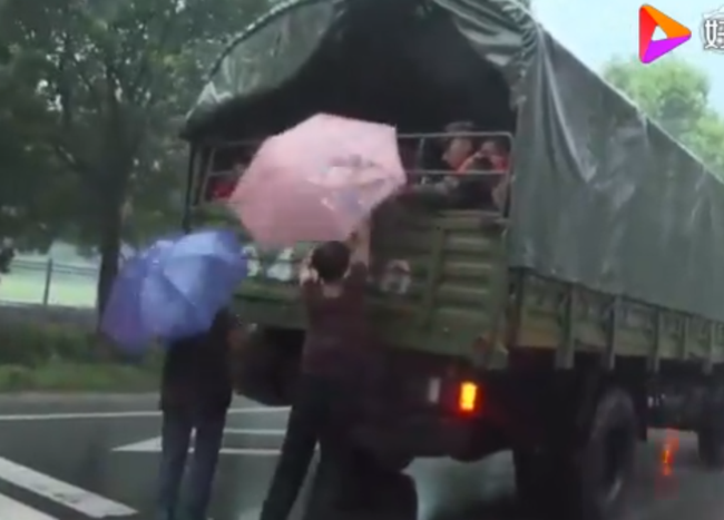 人民日报|百姓冒雨追车送抗洪战士熟鸡蛋,民拥军意比泰山重,军爱民情似东海深