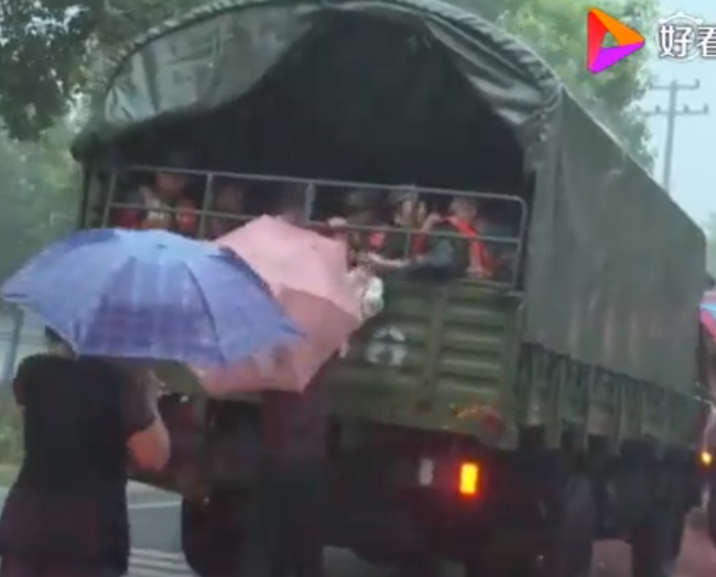 人民日报|百姓冒雨追车送抗洪战士熟鸡蛋,民拥军意比泰山重,军爱民情似东海深