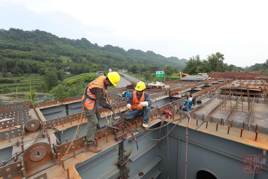 川报观察|雅眉乐高速跨线桥最后一片箱梁吊装完成，60秒航拍视频燃爆了！