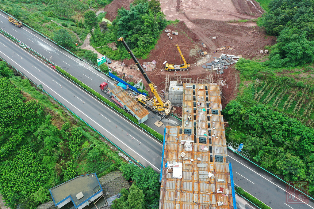 川报观察|雅眉乐高速跨线桥最后一片箱梁吊装完成，60秒航拍视频燃爆了！