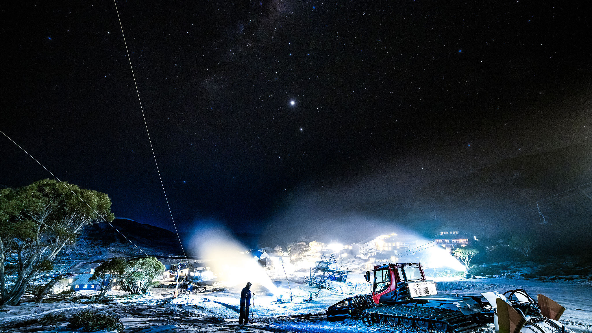 澳大利亚夜空星光璀璨 银河横跨天际