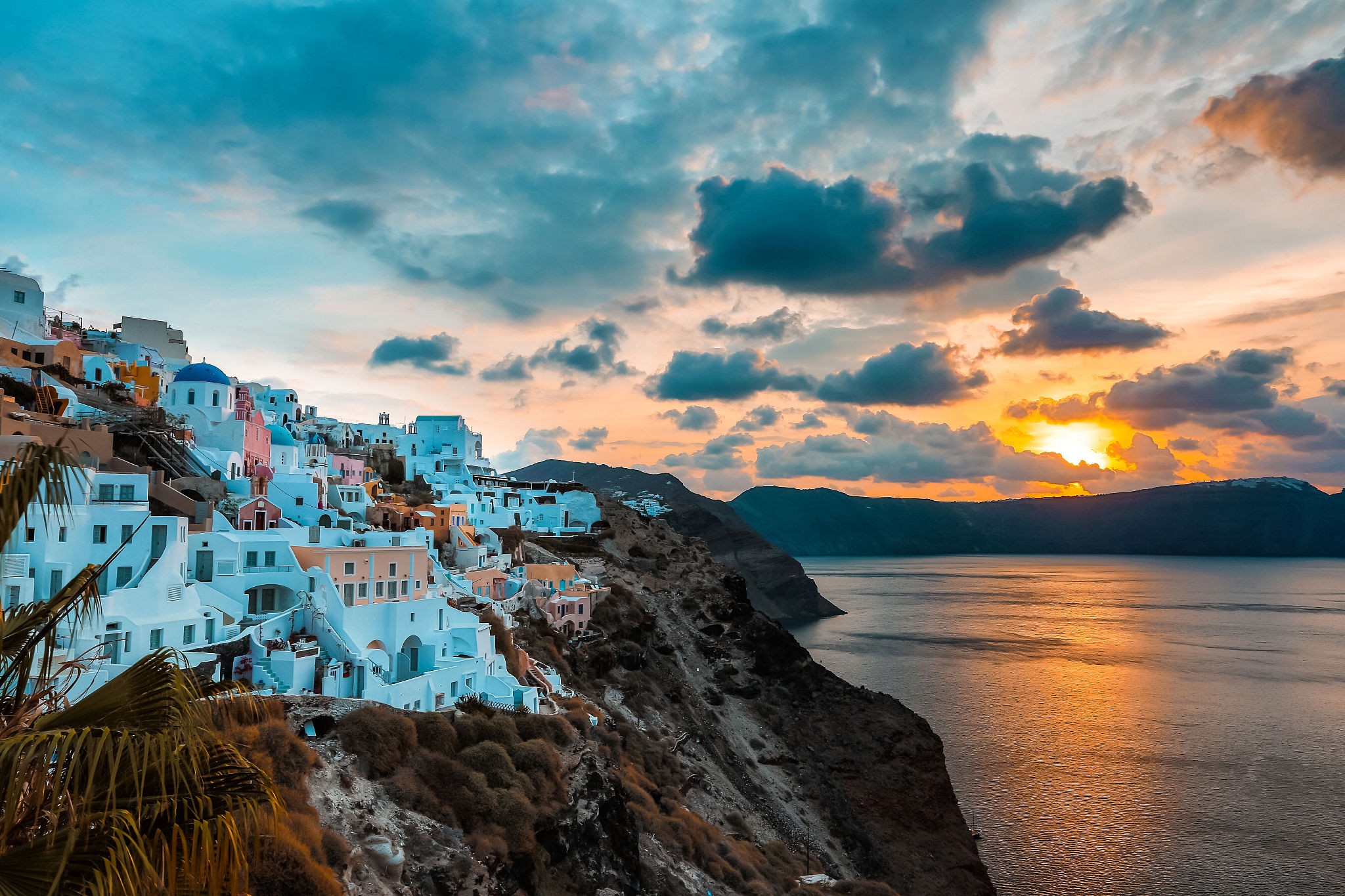 希腊:圣托里尼岛上的悬崖海景酒店