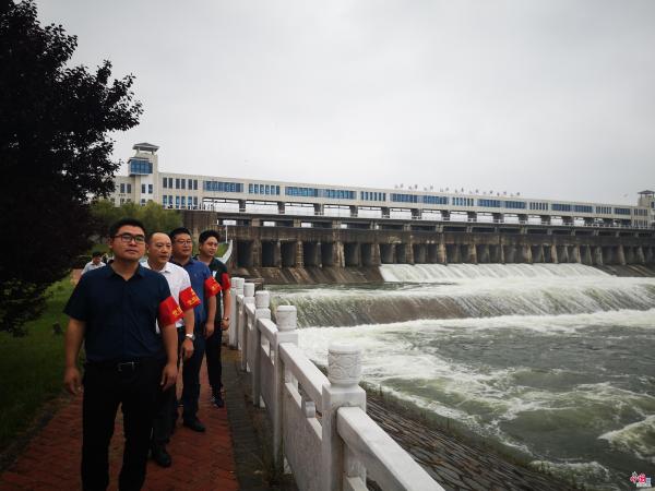 中国网|上下齐心筑防线 风雨同舟保安澜