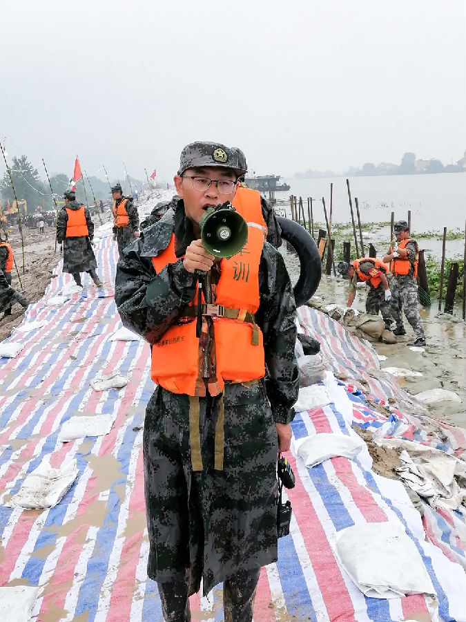 解放军报|抗洪一线连续作战,战士们累了怎么办?这个旅有妙招！