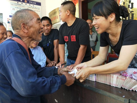 人民日报客户端湖南频道|凤凰：产业帮扶助脱贫 群众分红笑开颜