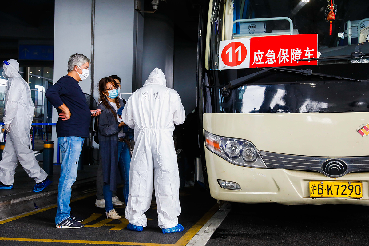 文汇报|机坪地面60℃！“全副武装”体验汗流浃背中的坚守