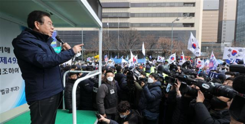 海外网|89岁“新天地”会长凌晨被批捕！曾遭首尔市长施压跪地谢罪