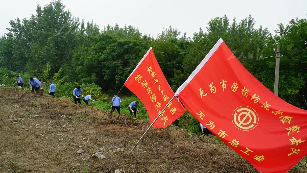 工人日报|今天，致敬抗洪勇士！