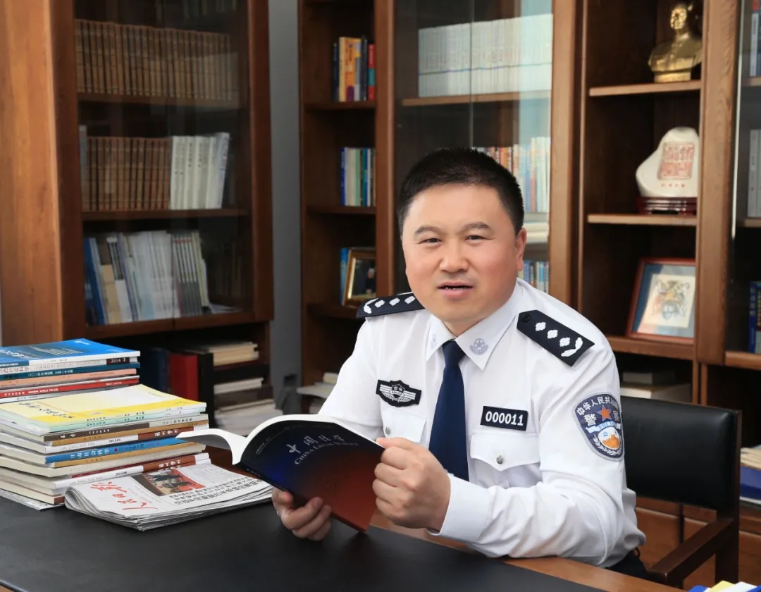 北京这位公安局长的肌肉快把白衬衫撑爆了！外号“中国警察版巨石强森”
