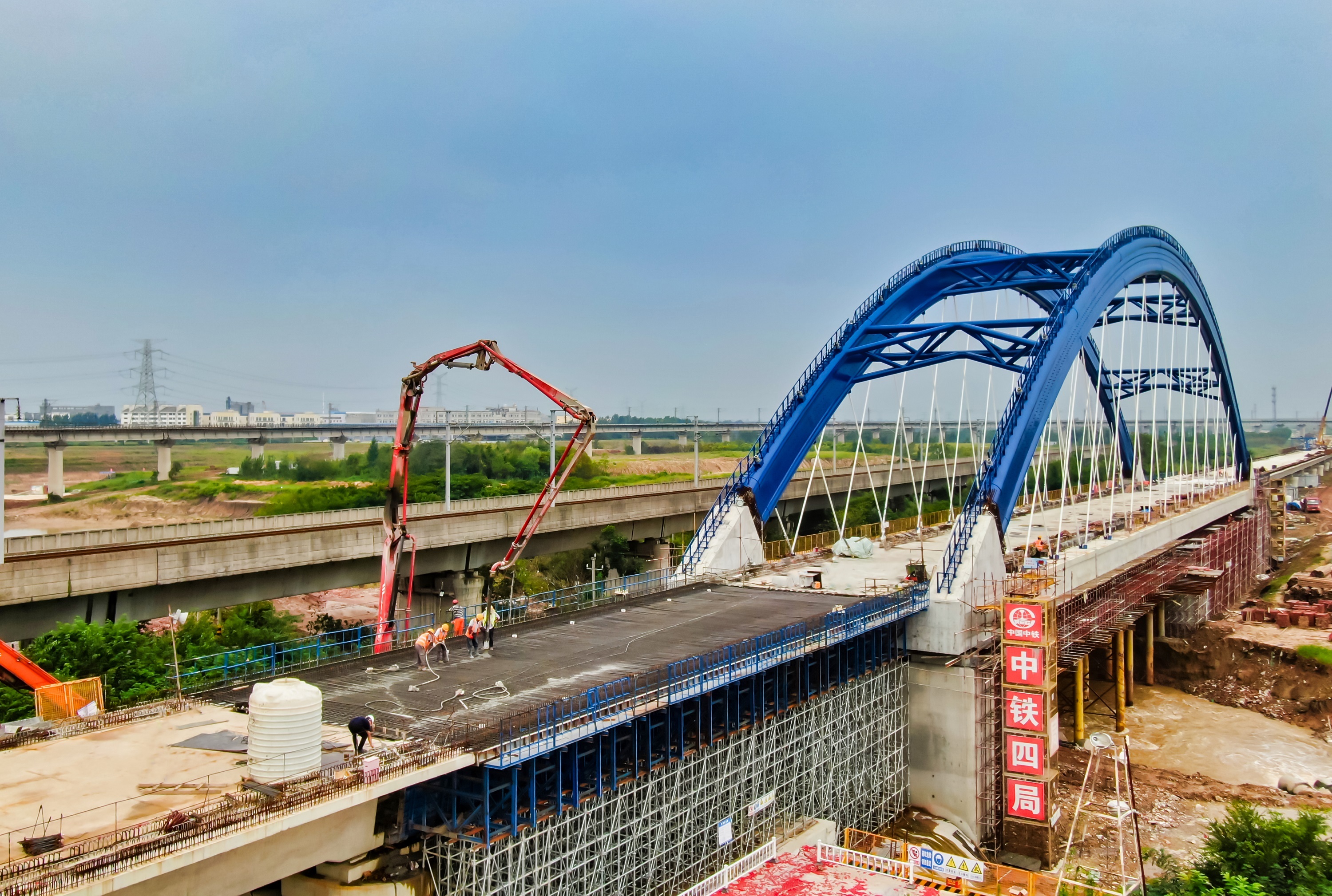 中鐵四局承建的引江濟淮滬蓉,寧西鐵路改建工程跨江淮運河特大橋.jpg?