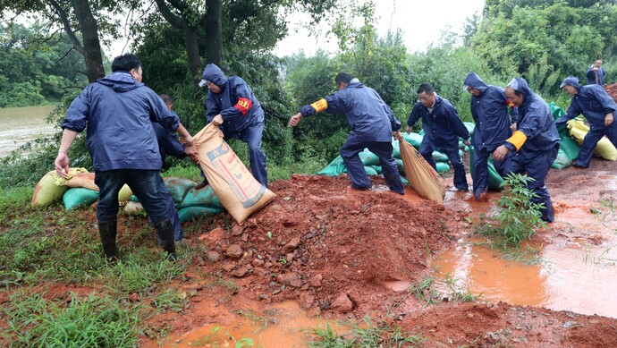 上观新闻|安徽抗洪一线出现上海武警之后，江西抗洪一线又有了上海大学生退役士兵