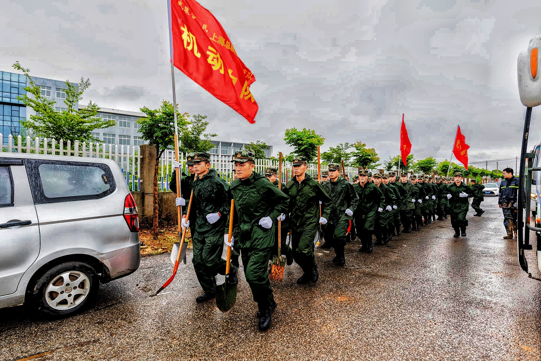 上观新闻|安徽抗洪一线出现上海武警之后，江西抗洪一线又有了上海大学生退役士兵