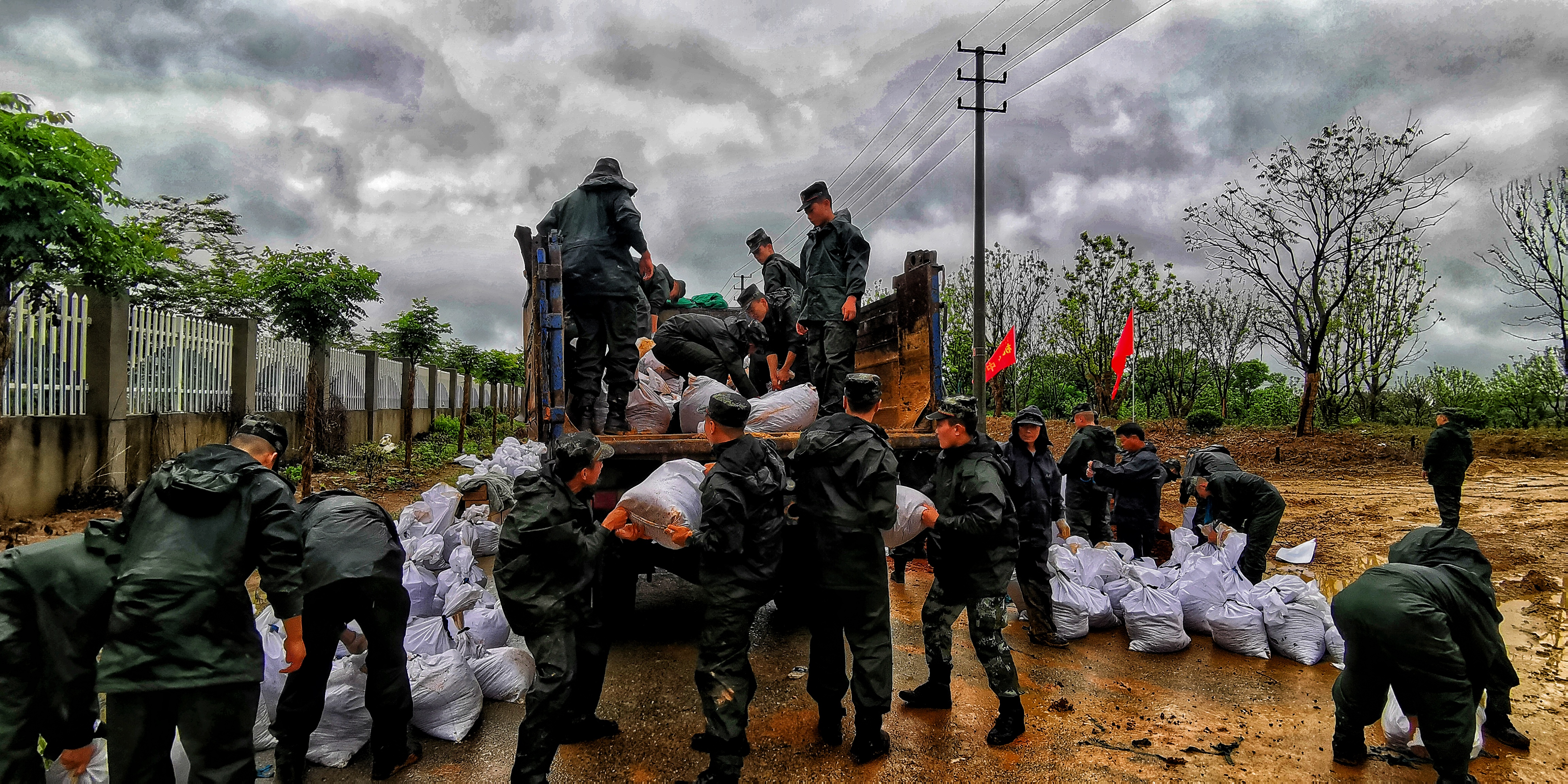 上观新闻|安徽抗洪一线出现上海武警之后，江西抗洪一线又有了上海大学生退役士兵