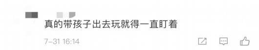 央视网|超帅！三男子骑马冲入海中救人，网友：像极了古代大侠