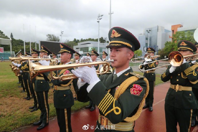 人民日报|解放军驻香港部队清晨举行八一升国旗仪式