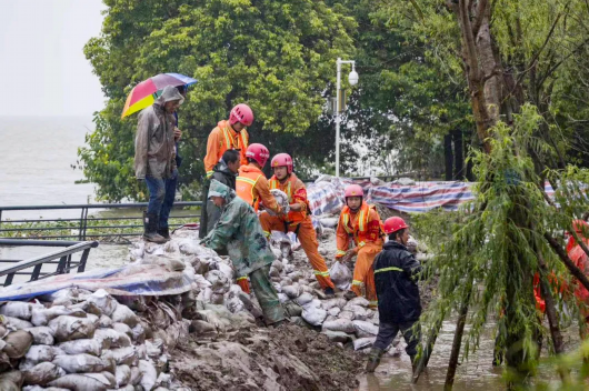 中华人民共和国应急管理部|抗洪一线丨致敬最美背影，这些“对话”太感人