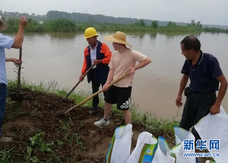 新华网|青春闪亮防汛大堤