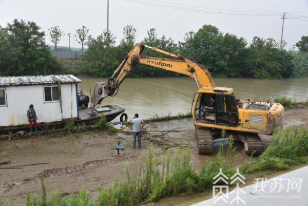 荔枝新闻|泰兴清理长江水域“三无”船舶消除水上安全隐患