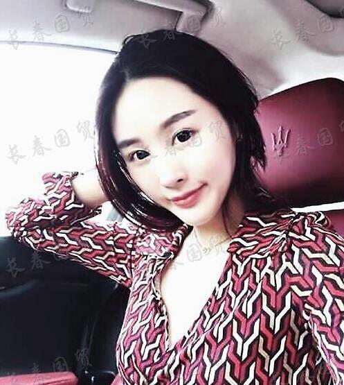 凤凰娱乐|侯勇小20岁三婚娇妻曝光，肤白貌美清纯可人